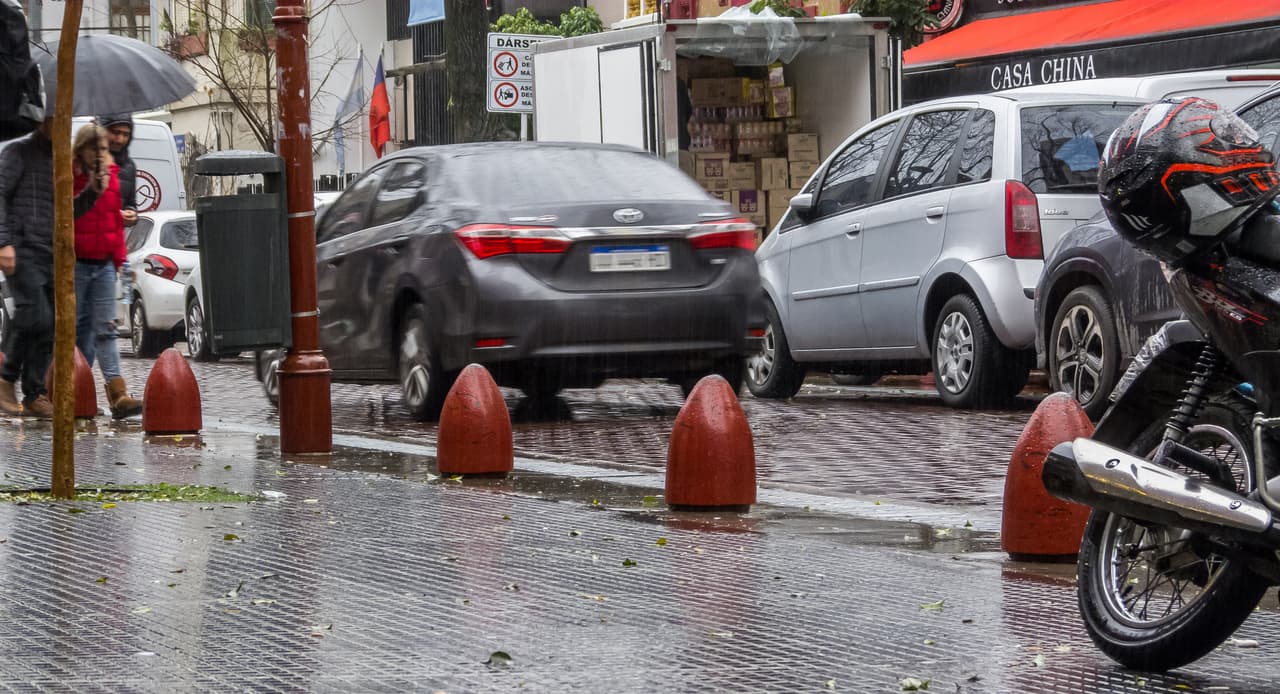 En video: cruzó mal una calle y una conductora se bajó de su coche para darle una golpiza