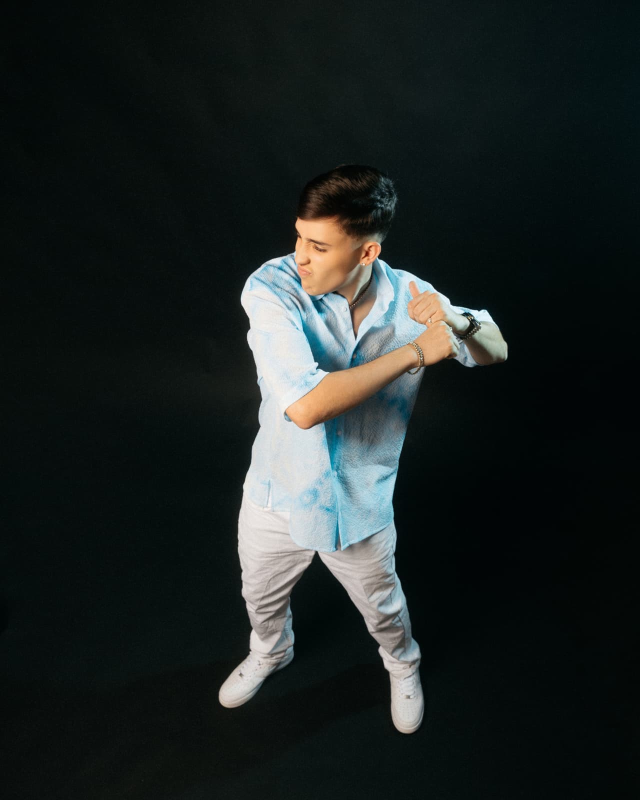 Alejo está convencido que ’Malestar’, le ayudó a progresar e ir mejorando sus composiciones, las cuales describe como pegajosas, pero analíticas.