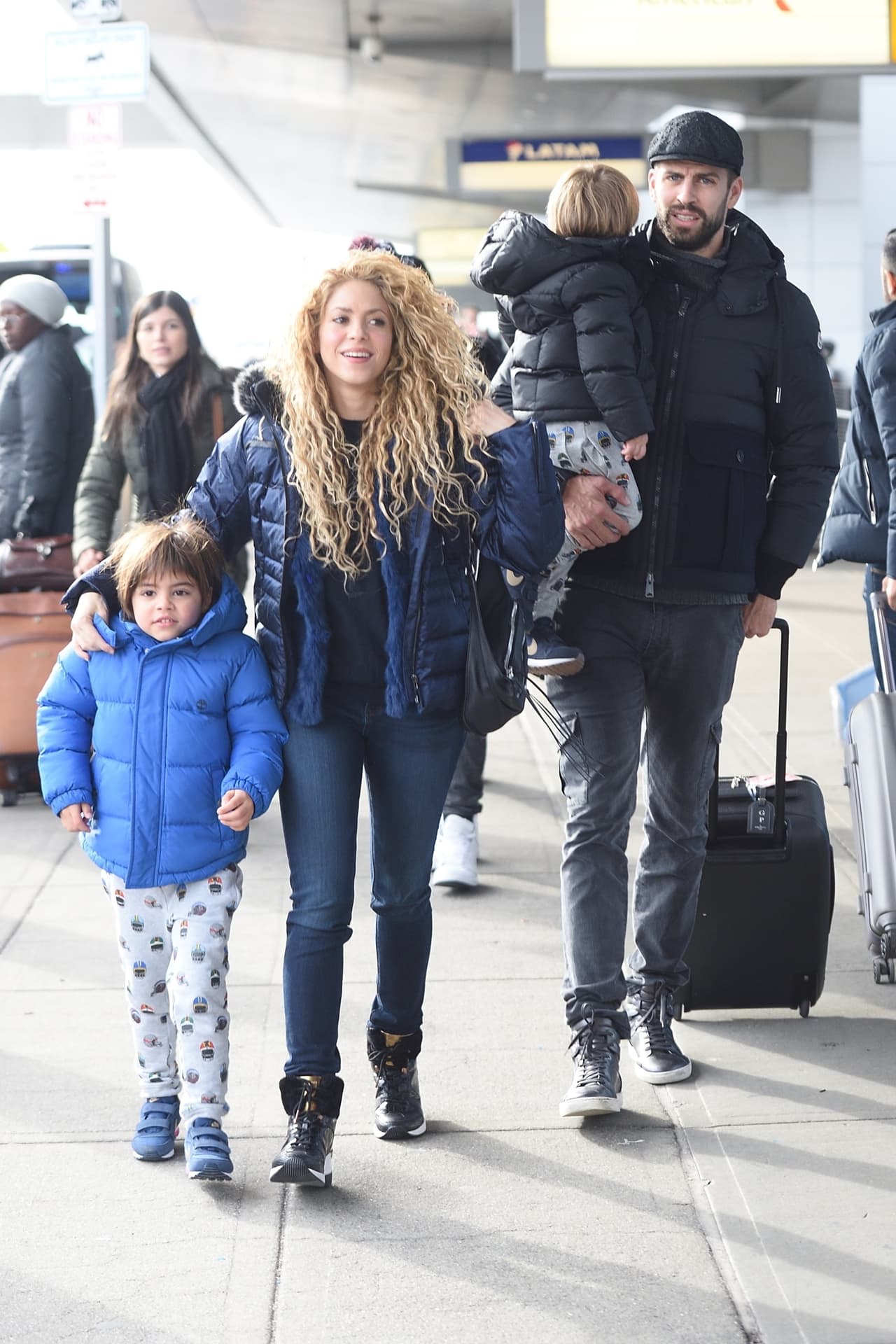 El hermano de Shakira se encontraba a las afueras del aeropuerto JFK listo para recibir también a sus sobrinos y cuñado.