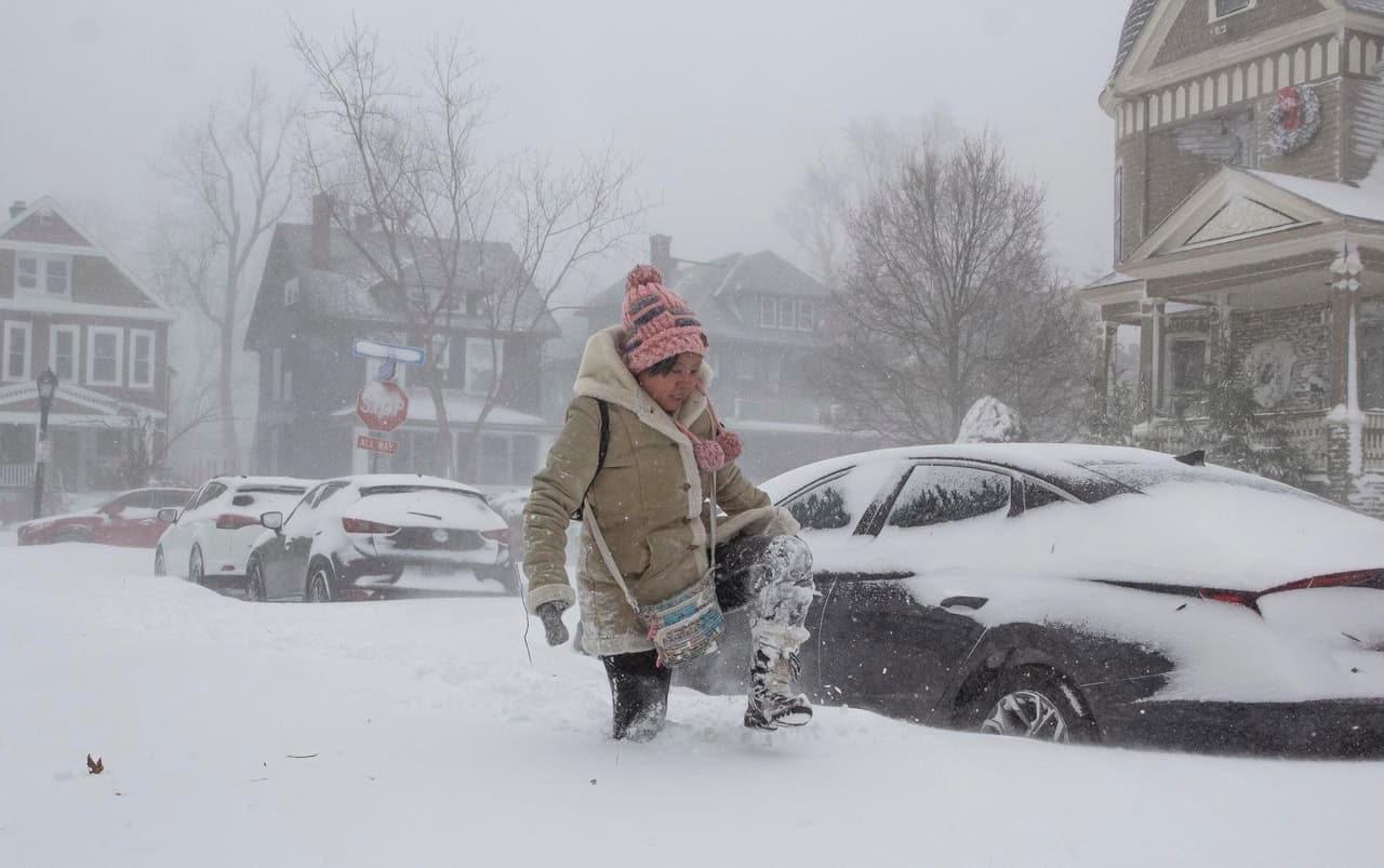 La luz del día reveló autos casi cubiertos por gruesas capas de nieve en Buffalo y miles de casas, algunas con adornos navideños, sin electricidad. Con la nieve acumulada en calles intransitables, los meteorólogos advirtieron que era posible que en algunas zonas nevara todavía más hasta la madrugada del lunes, en medio de ráfagas de viento de 40 mph (65 km/h).