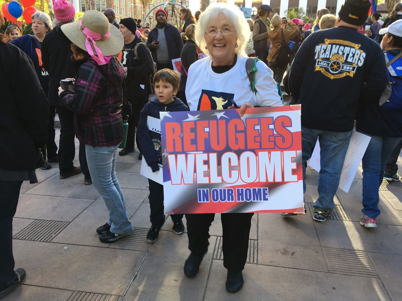 Miles de personas marcharon en Los Ángeles contra el gobierno de Trump.
