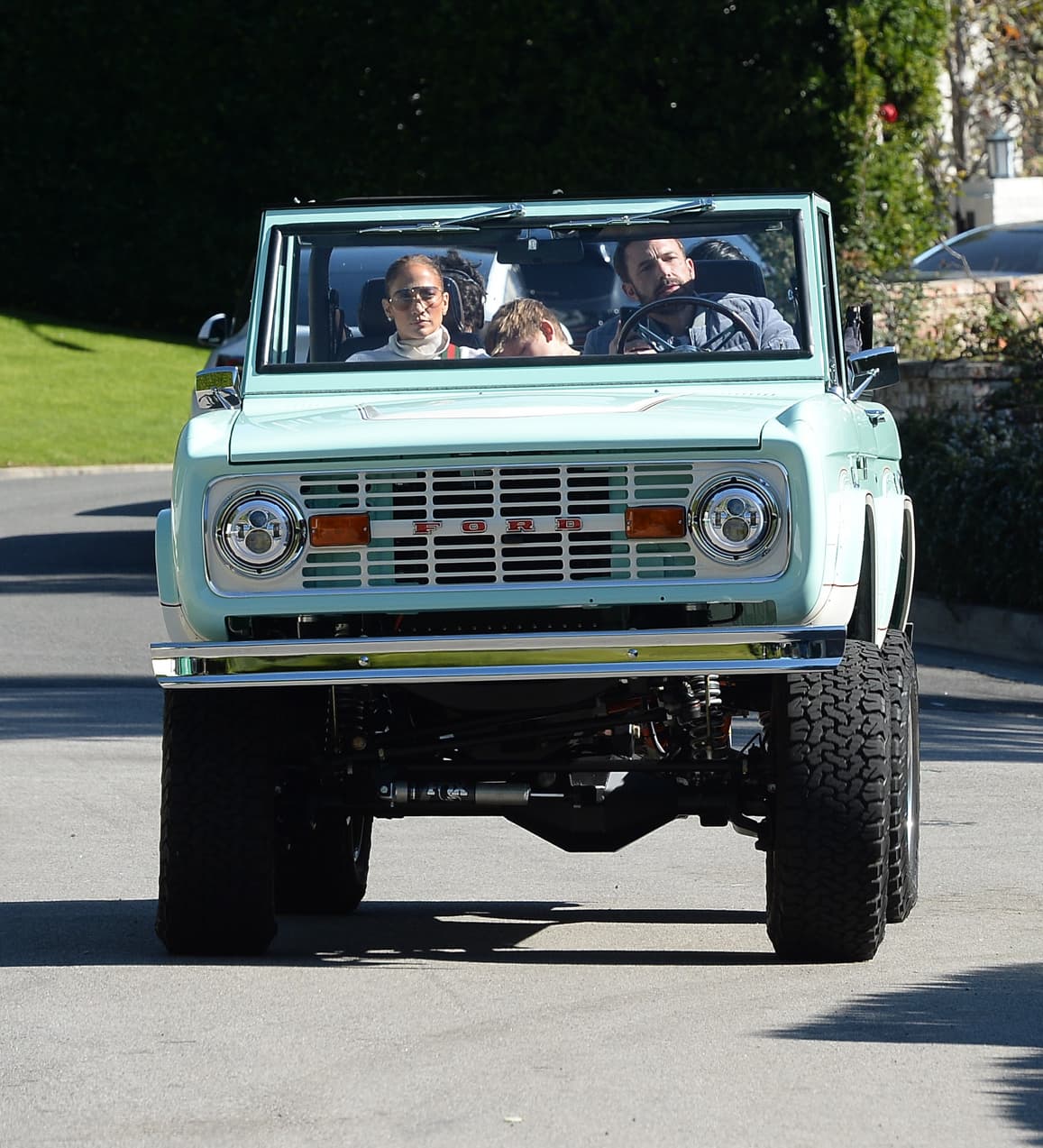 La primera vez que se le vio al volante de ella fue justo antes de la Navidad, solo 
<b><a href="https://www.univision.com/famosos/ben-affleck-hijo-samuel-partido-baloncesto-fotos" target="_blank">junto a su hijo Samuel (10 años). </a></b>
<br>