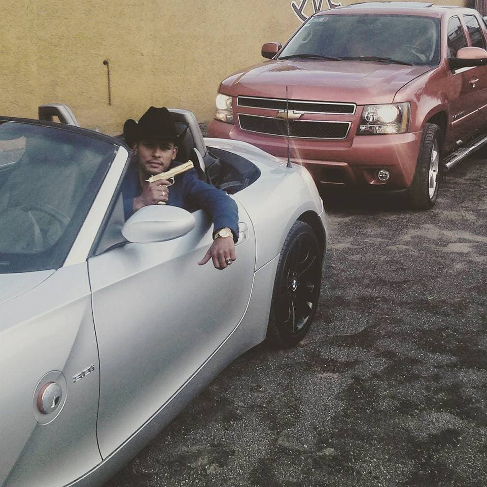 De hecho, en el video aparece Javier Reyes, 'El príncipe del corrido', 
<b>a bordo del BMW Z4 </b>y mostrando una pistola bañada en oro.