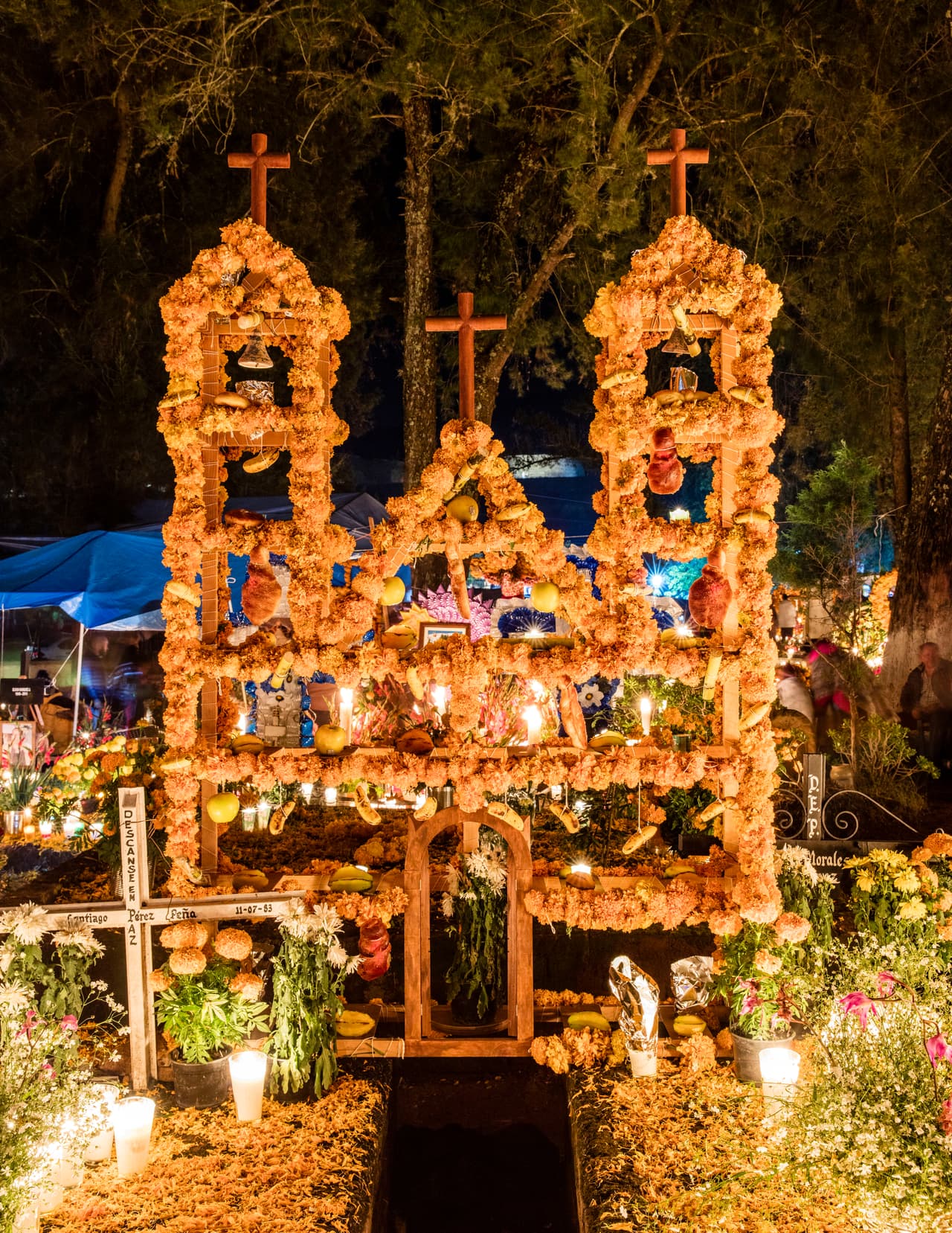 Que lleva a las almas hasta su panteón en donde serán venerados como el amor y respeto que por generaciones forma parte de la historia familiar.