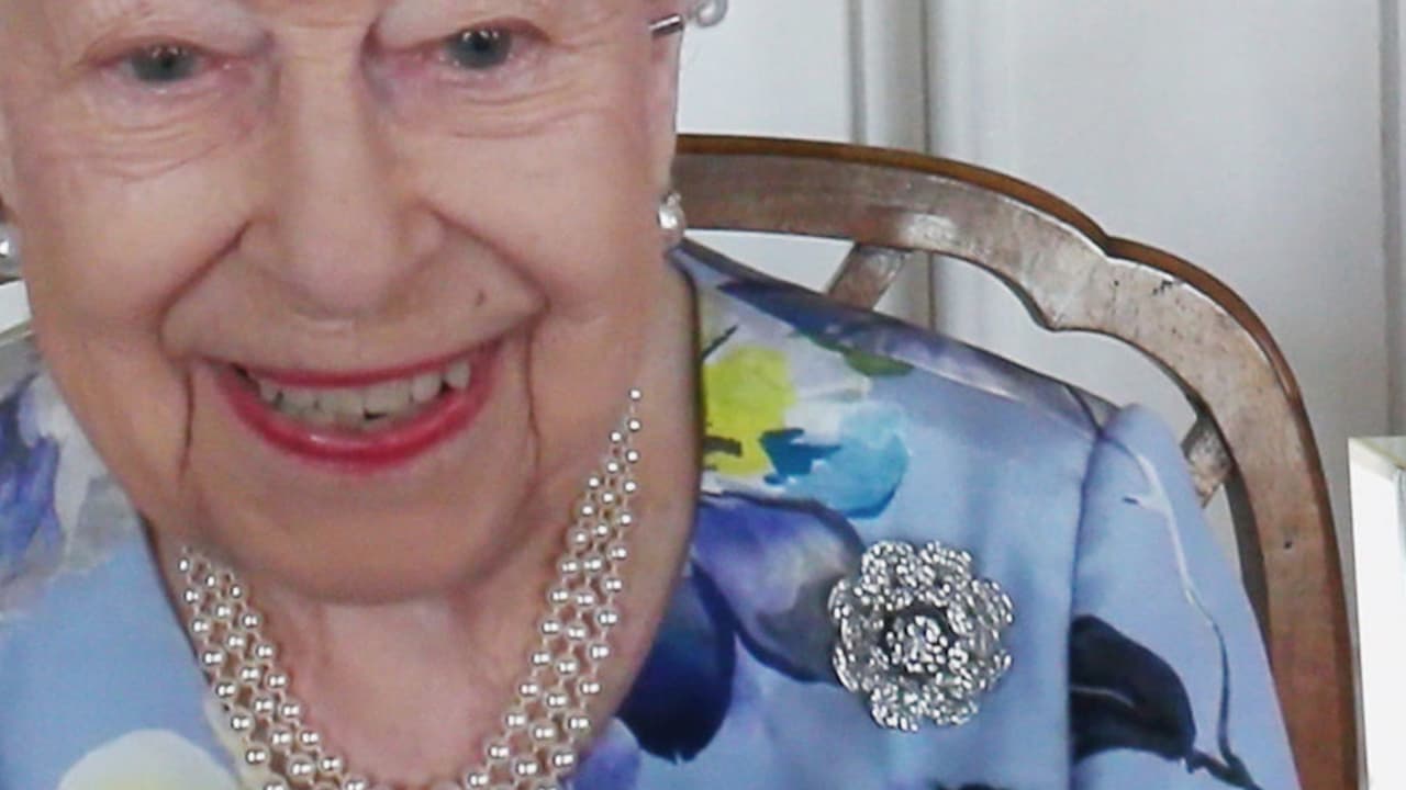 De acuerdo con The Sun, la reina portó en su vestido el broche floral que alguna vez formó parte de la tiara que Osman Ali Khan, el último Nizam del principado de Hyderabad y de Berar, en India,
<b><a href="https://www.thesun.co.uk/fabulous/14791192/queen-heartbreaking-change-social-media-prince-philips-death/" target="_blank"> le regaló para el día de su boda</a></b> con el príncipe Philip.