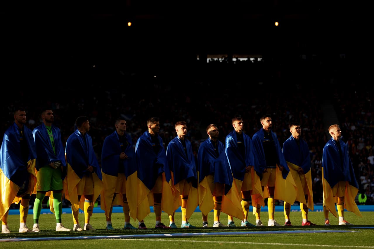 Antes del partido los jugadores de Ucrania salieron envueltos en su bandera.