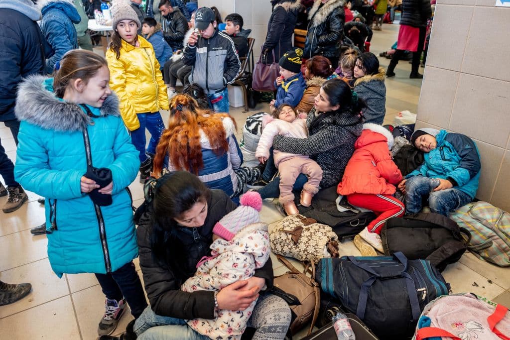 Refugiados ucranianos se concentran en una estación de trenes en Zahony, Hungría, tras haber cruzado la frontera.