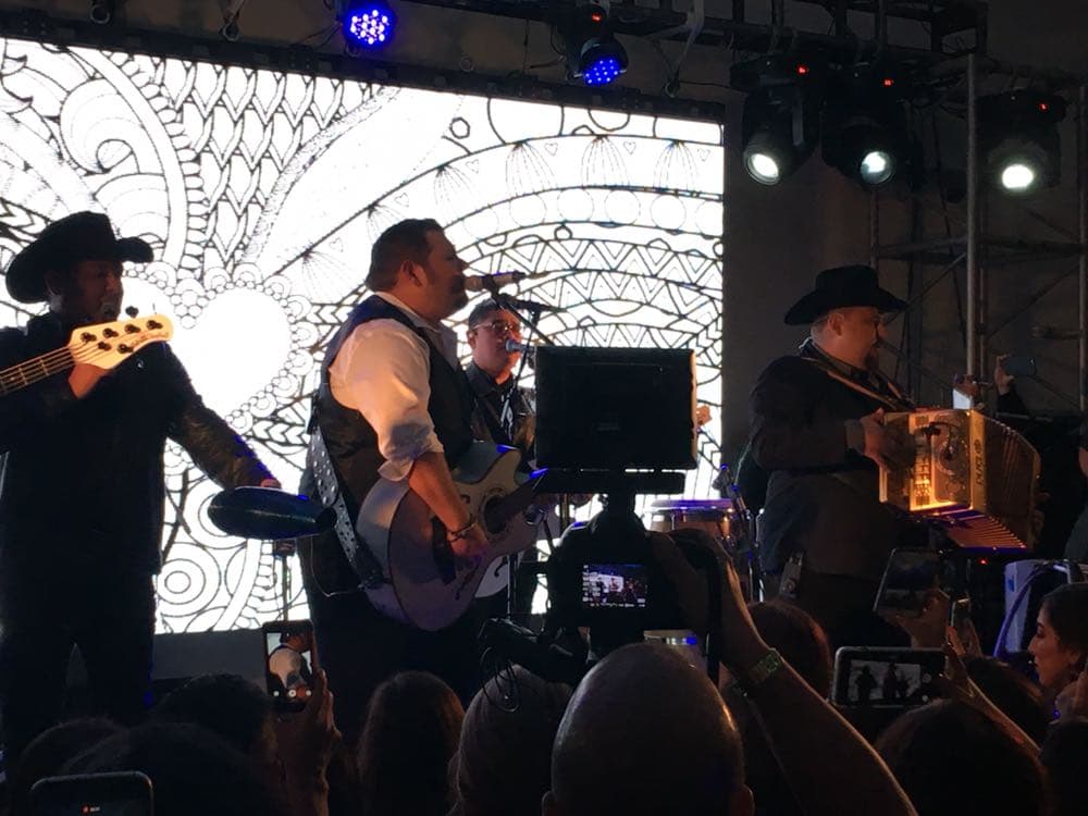 No podían faltar las canciones de los anfitriones, el grupo Duelo es muy querido en tierras texanas y el simple hecho de saber que llegarían a McAllen fue una garantía para llenar el salón donde fue su octava posada altruista.