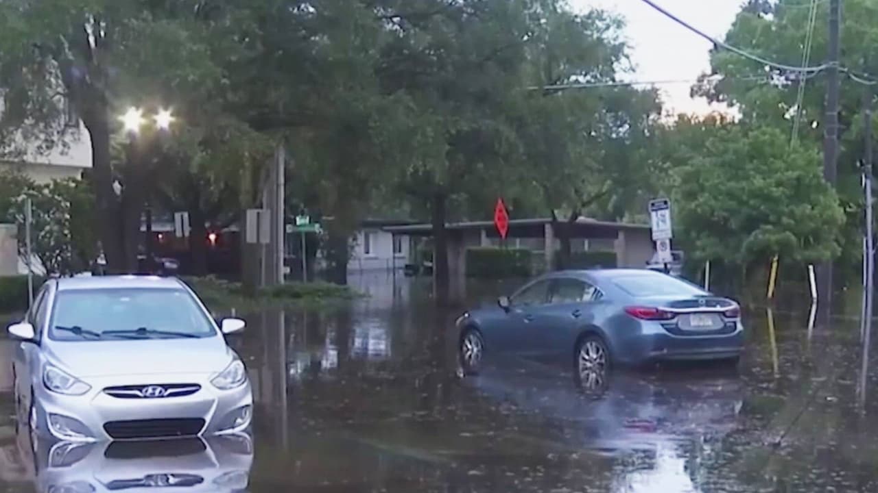 Fuertes lluvias causan inundaciones en vecindario del centro de Orlando
