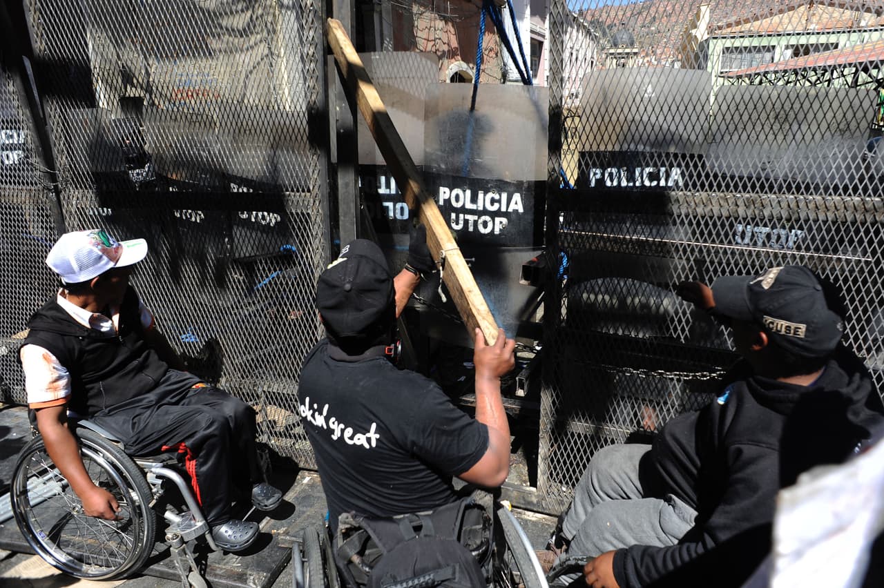 El Ministerio de Gobierno aseguró que en los enfrentamientos de este martes una de las policías fue golpeada.