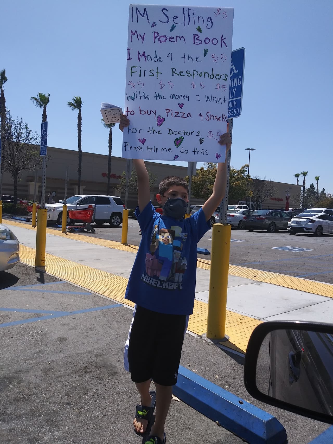 "Inicialmente entregamos los poemas en la escuela cuando íbamos a recoger la comida y a él le gustó la reacción de sus maestros cuando leían sus poemas", cuenta su madre Nidia.