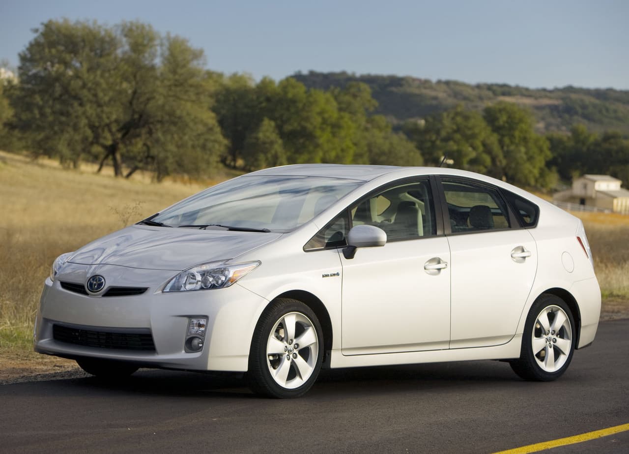 <h3 class="cms-H3-H3"><b>Toyota Prius 2011 </b></h3>
<br>
<br>
<b>Precio promedio:</b> $9,076
<br>
<br>Para el modelo 2010, el Toyota Prius entró a su tercera generación con una renovación completa en estilo, tanto por dentro como por fuera, a la vez que recibió un motor más grande, más potente y más eficiente; estas mismas características fueron adoptadas por el modelo 2011.
<br>