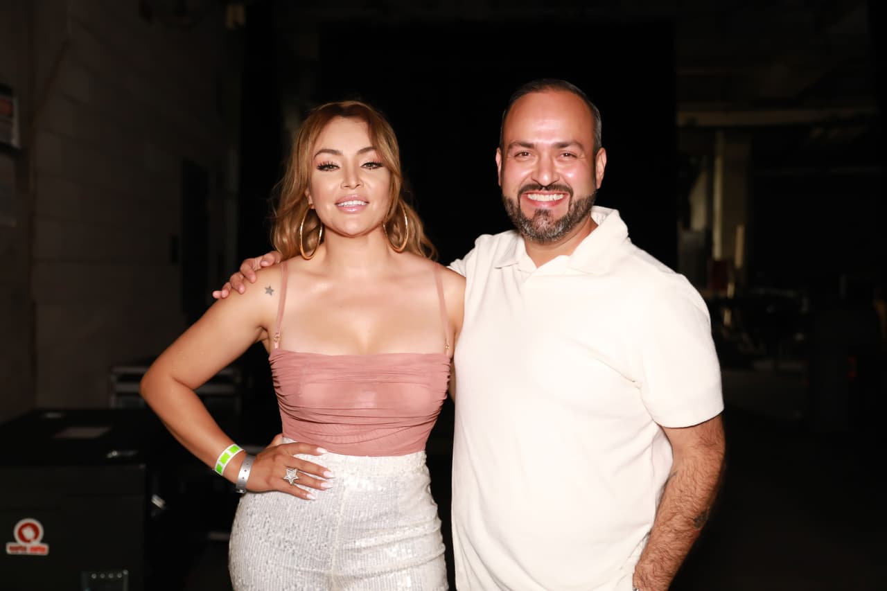 Ella estuvo en compañía de 'El Pitufo' y juntos tuvieron el honor de presentar a Grupo Firme en su más reciente concierto en Estados Unidos.