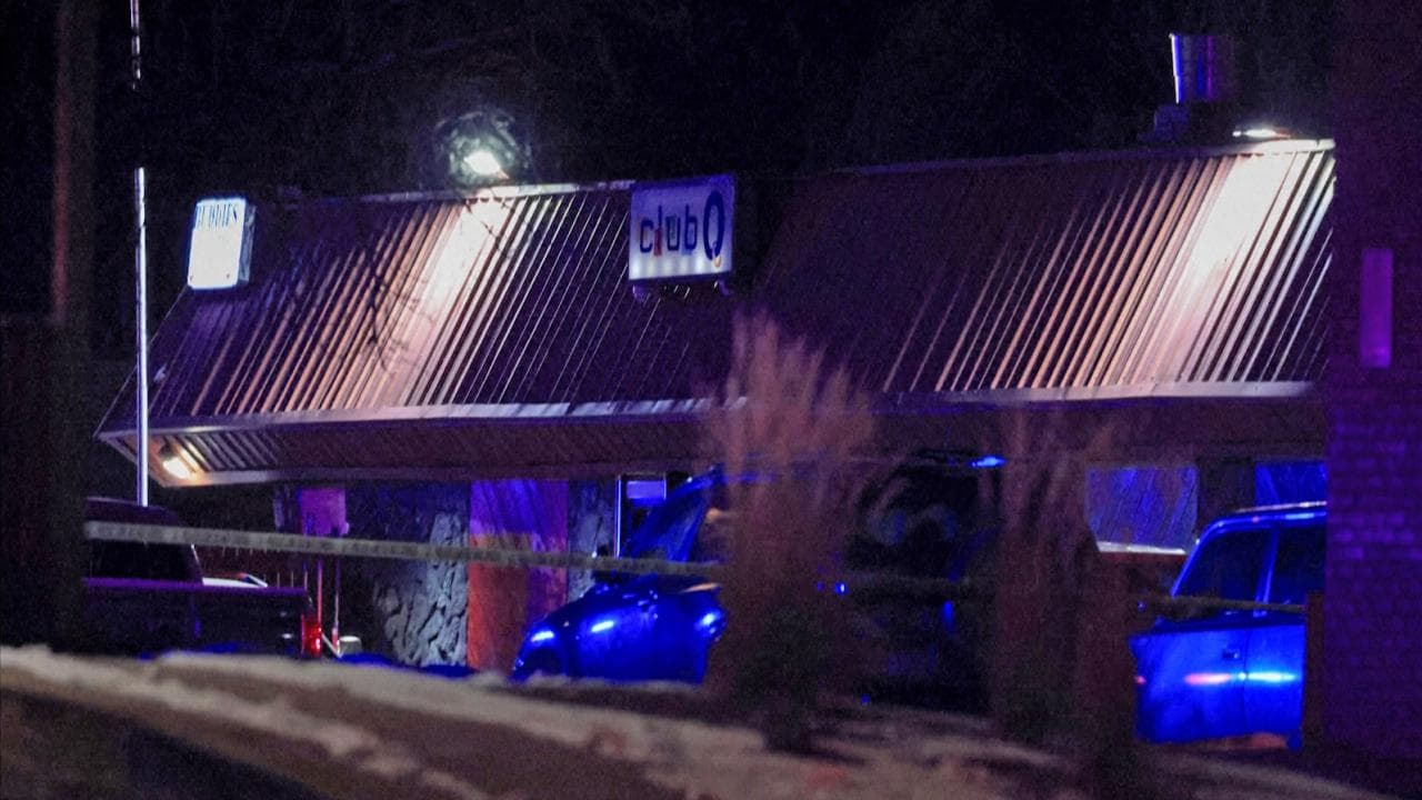 <b>En video:</b> El sospechoso del tiroteo ha sido identificado como Anderson Lee Aldrich, un hombre de 22 años, que ingresó al Club Q en Colorado Springs y abrió fuego nada más entrar con un arma larga cerca de la medianoche del domingo.