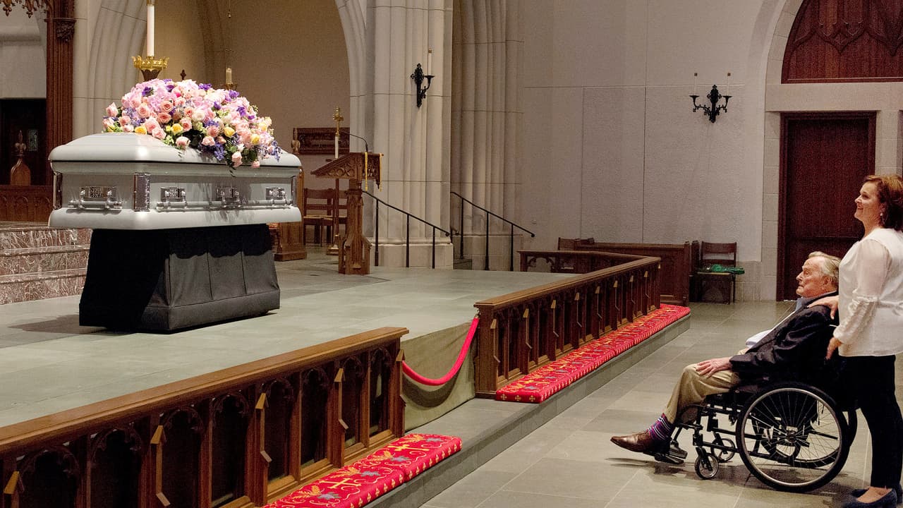Ella falleció el 17 de abril pasado, a sus 92 años. En sus funerales, trascendió esta foto de George, su esposo durante 73 años, 
<b><a href="https://www.univision.com/noticias/politica/los-calcetines-de-george-bush-en-el-funeral-de-su-esposa-barbara-escondian-un-tierno-homenaje" target="_blank">solo frente al féretro de su esposa mirando desde su silla de ruedas</a></b>. Este 30 de noviembre, apenas unos siete meses después de esa escena, falleció él. 
<br>
