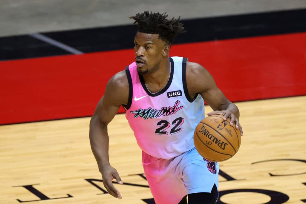 La cantautora también ha sido 
<b><a href="https://www.univision.com/famosos/shakira-jimmy-butler-romance-rumores" target="_blank">vinculada al basquetbolista Jimmy Butler.</a></b> Ella no ha confirmado ni negado tales afirmaciones. 
<br>