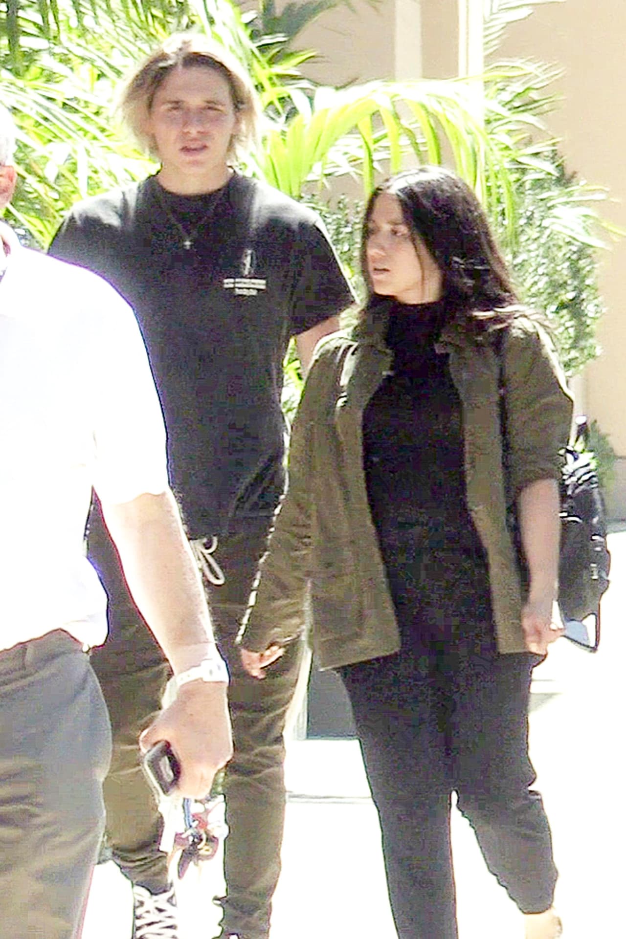 Después de comer salieron rápido del lugar, como intentando ocultarse.
<br>