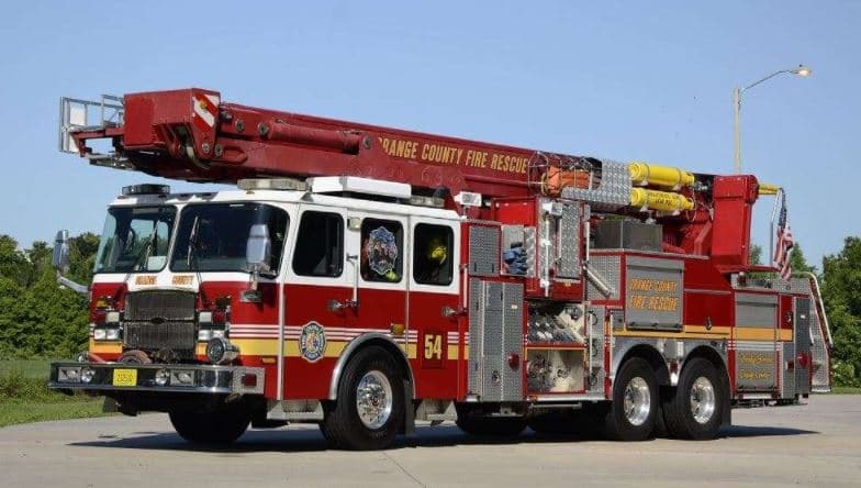 Bomberos apagan incendio en parque de casas móviles del Condado de Orange