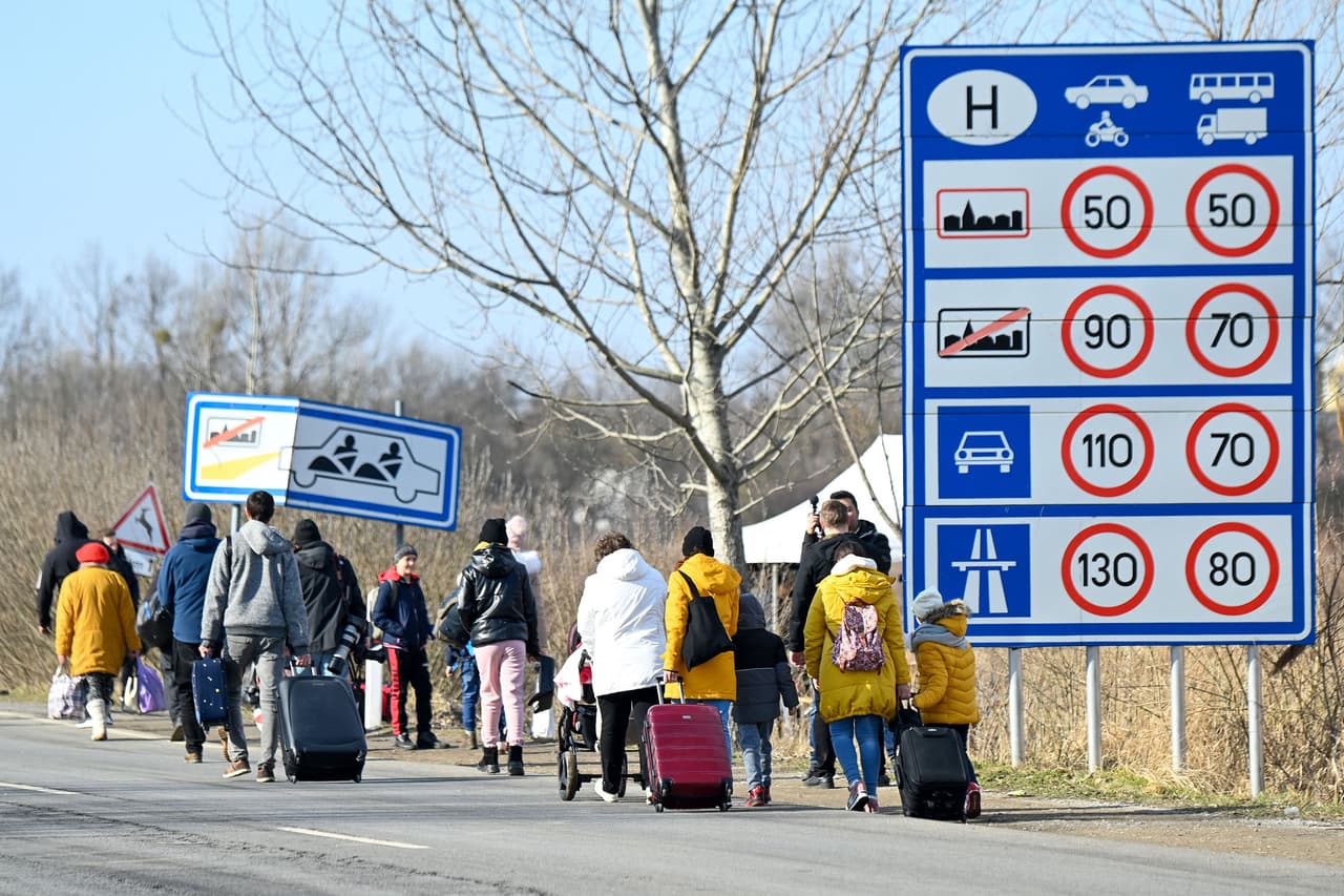 Familias ucranianas caminan por una carretera después de cruzar la frontera hacia Hungría cerca de la ciudad de Beregsurany, a unas 190 millas de Budapest, la capital húngara.
<br>
<br>Filippo Grandi, el alto comisionado de la ONU para los Refugiados, pidió a los países vecinos a Ucrania que “mantengan sus fronteras abiertas a aquéllos que buscan seguridad y protección”.
<br>
