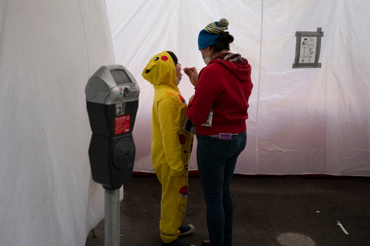 Una niña haciéndose la prueba en Los Ángeles. 
<b>En las últimas semanas, hubo días en los que se reportaron más de 2,500 muertos en el país,</b> superando los números que hubo en momentos críticos de la primera ola de la pandemia de covid-19. Los expertos advierten que la situación podría empeorar en los próximos días por el frío y la llegada de la temporada navideña.