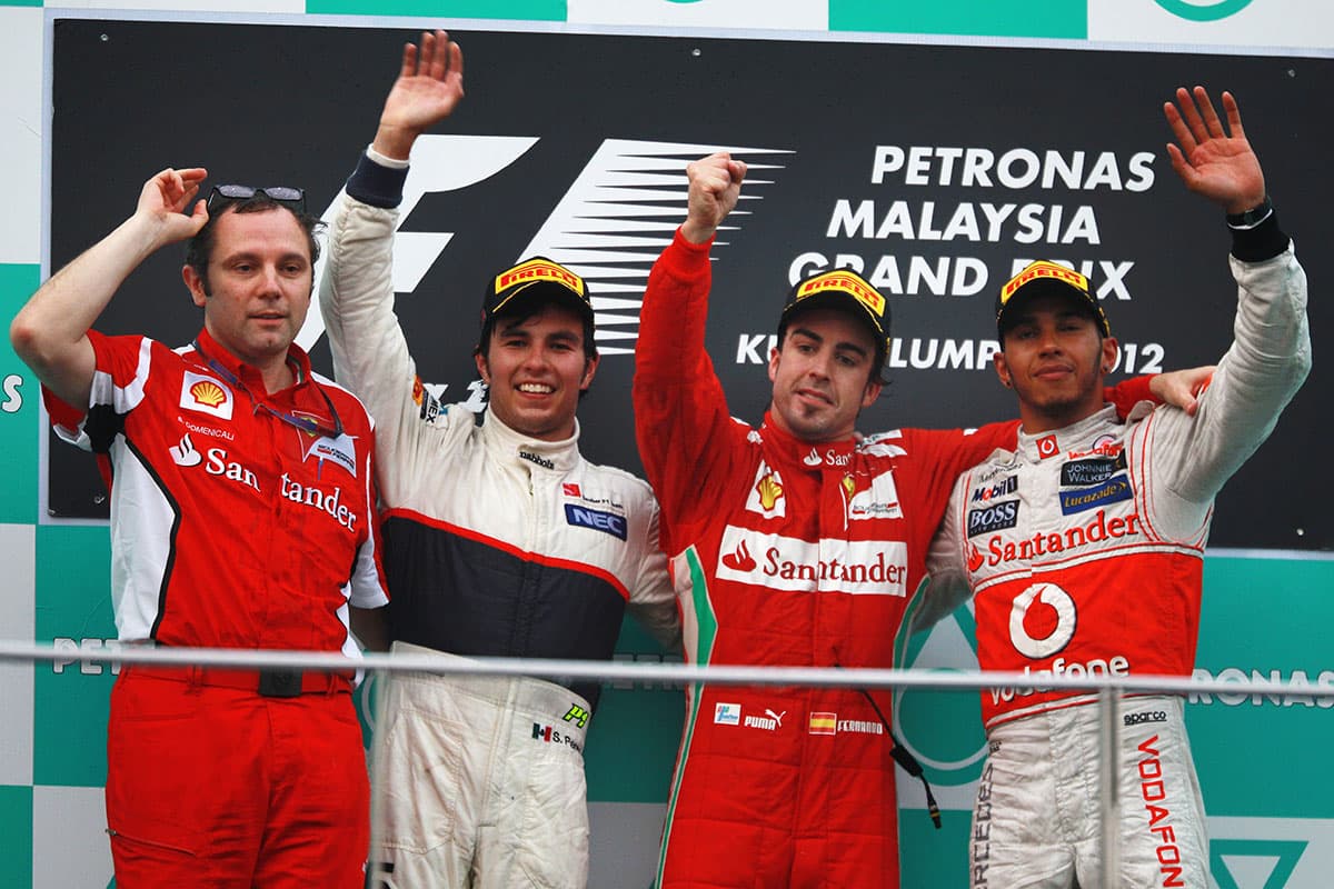 Con Fernando Alonso (centro) y Lewis Hamilton (derecha) compartió Checo Pérez en su primer podio en Malasia 2012.