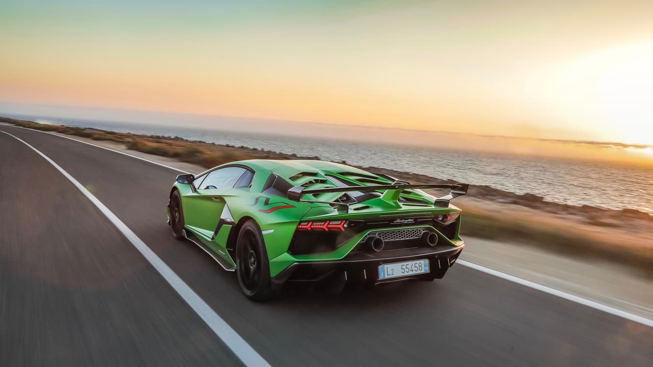 Esta versión del ya brutal Lamborghini Aventador SV, rinde homenaje al Miura P400 Jota de 1970, diseñado para cumplir con las regulaciones de la categoría 'J' de la Federación Internacional de Automovilismo. Al igual que hace 50 años, el Aventador SVJ recibió modificaciones para poder aprovechar al máximo los 759 caballos de fuerza desarrollados por su motor V12 de 6.5 litros. A diferencia de hace 50 años, estás modificaciones constan de un sistema activo de aerodinámica que le da estabilidad en cualquier circunstancia y que sin duda fue un factor fundamental para que el Aventador SVJ estableciera el actual récord del Nürburgring de 6:44.97. El Lamborghini Aventador SVJ acelera de 0 a 60 mph en 2.8 segundos.