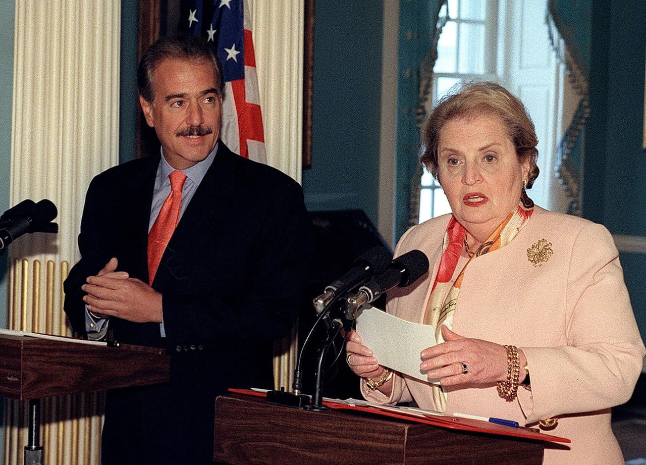El presidente Pastrana y la secretaria de Estado Madeleine Albright, reunidos en Washington en abril de 2000, explican el alcance del Plan Colombia.