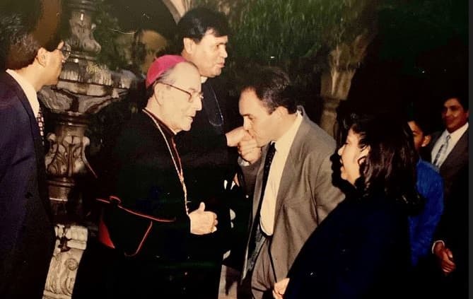 Peyro besa el anillo del cardenal.