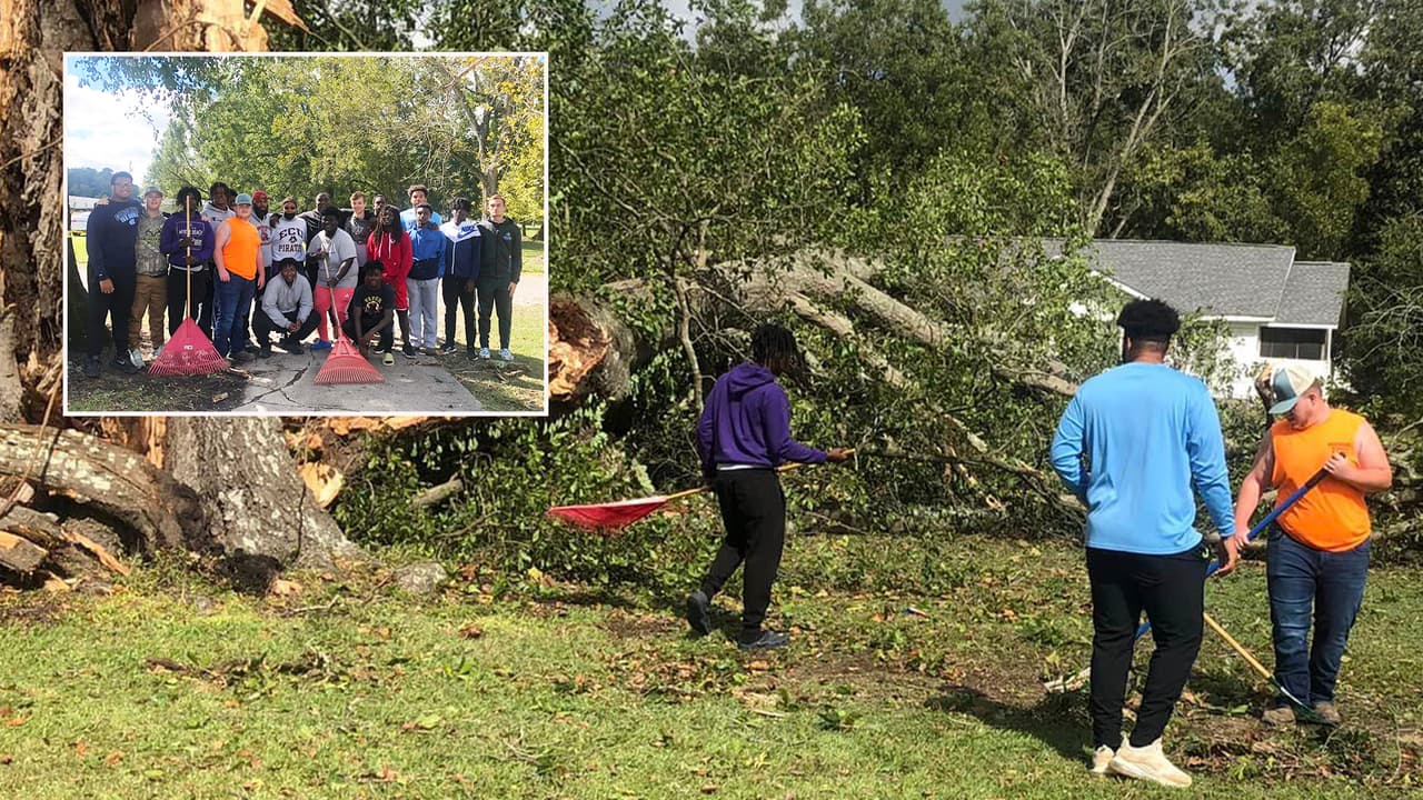 El equipo de fútbol de una escuela secundaria unió esfuerzos para ayudar a limpiar los escombros y árboles caídos que dejó Ian en la casa de la mamá de su entrenador.