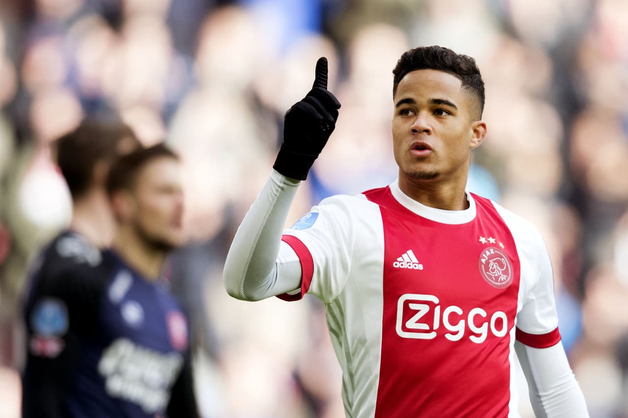 Justin Kluivert no quiso renovar con el Ajax y ya es objetivo de varios en el mercado. El primer equipo que saltó fue el Liverpool. Claramente, el Barcelona también sería un posible destino por la historia de su padre allí.