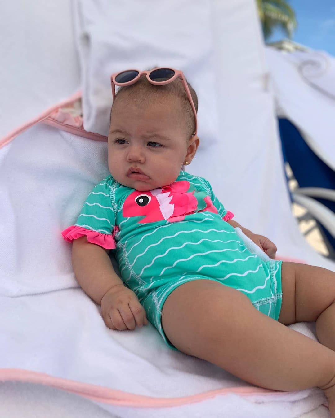 Recientemente disfrutó de unos días libres con su pequeñita en la playa y esta fue la reacción de la conductora al llevar a su retoño al mar: “Mi princesita ya conoce la playa. Qué bendición de Dios poder llevarla para que sus ojitos disfruten de la belleza del mar. Te amo mi bebé”.