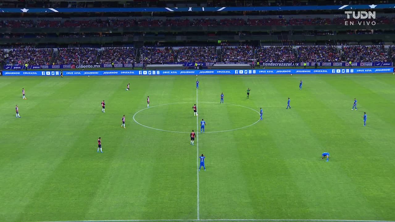 Arranca el partido y la pelota está en juego.