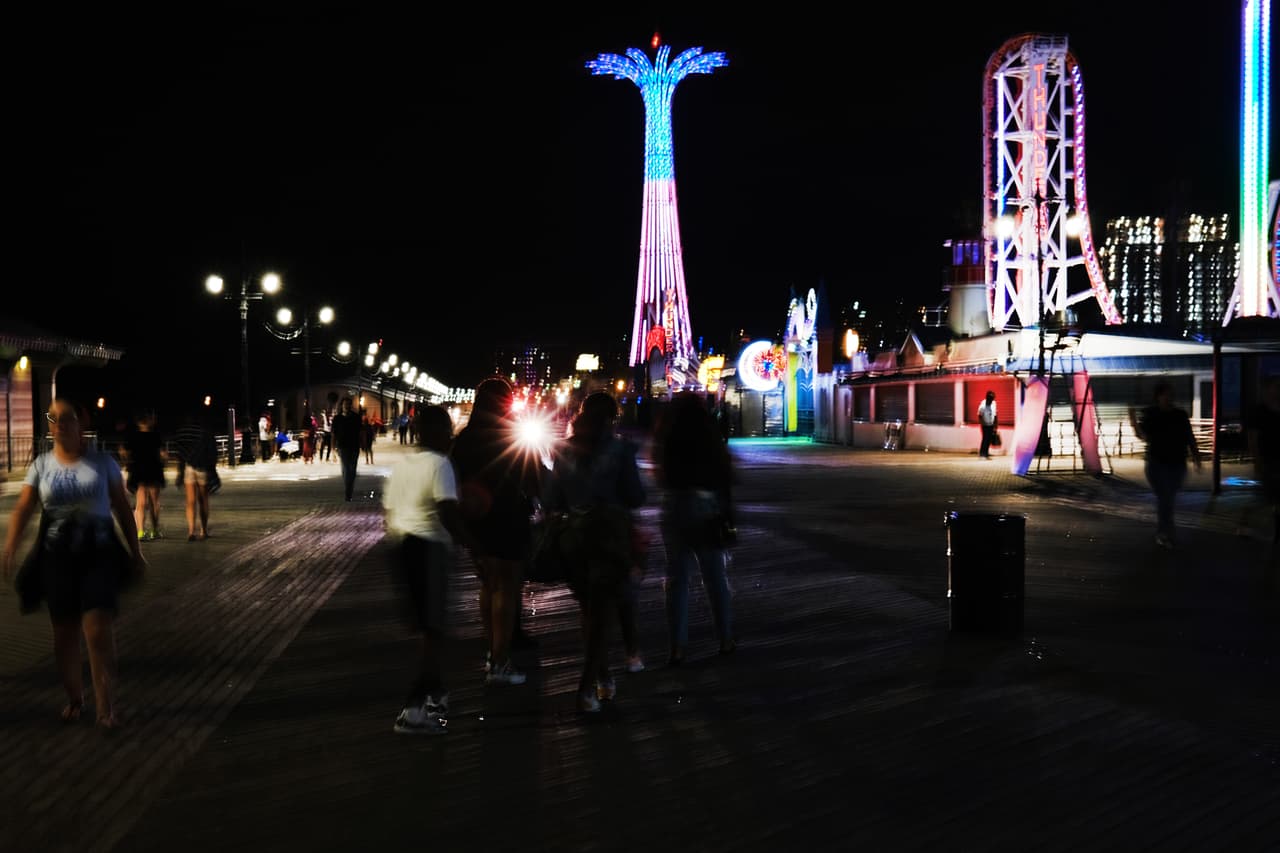 Desde el lunes 29 de junio y hasta el sábado 4 de julio, las exhibiciones del espectáculo de juegos pirotécnicos de Macy's se lanzarán sin previo aviso en locaciones selectas en NYC. La primera noche de celebraci´ón se realizó desde Long Island City, a lo largo del East River, entre las 9 p.m. y las 10 p.m. El evento fue anunciado a través de la cuenta de Twiiter de la Administración de Emergencias de Nueva York.