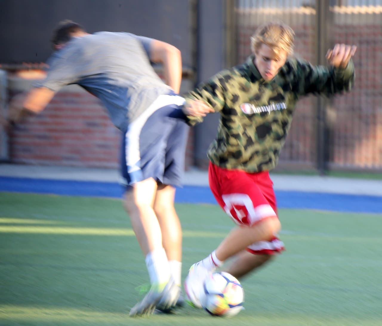 Para unos, Justin Bieber estaba más que exitado mientras que otros comentaron que se le fue la mano protegiéndose.