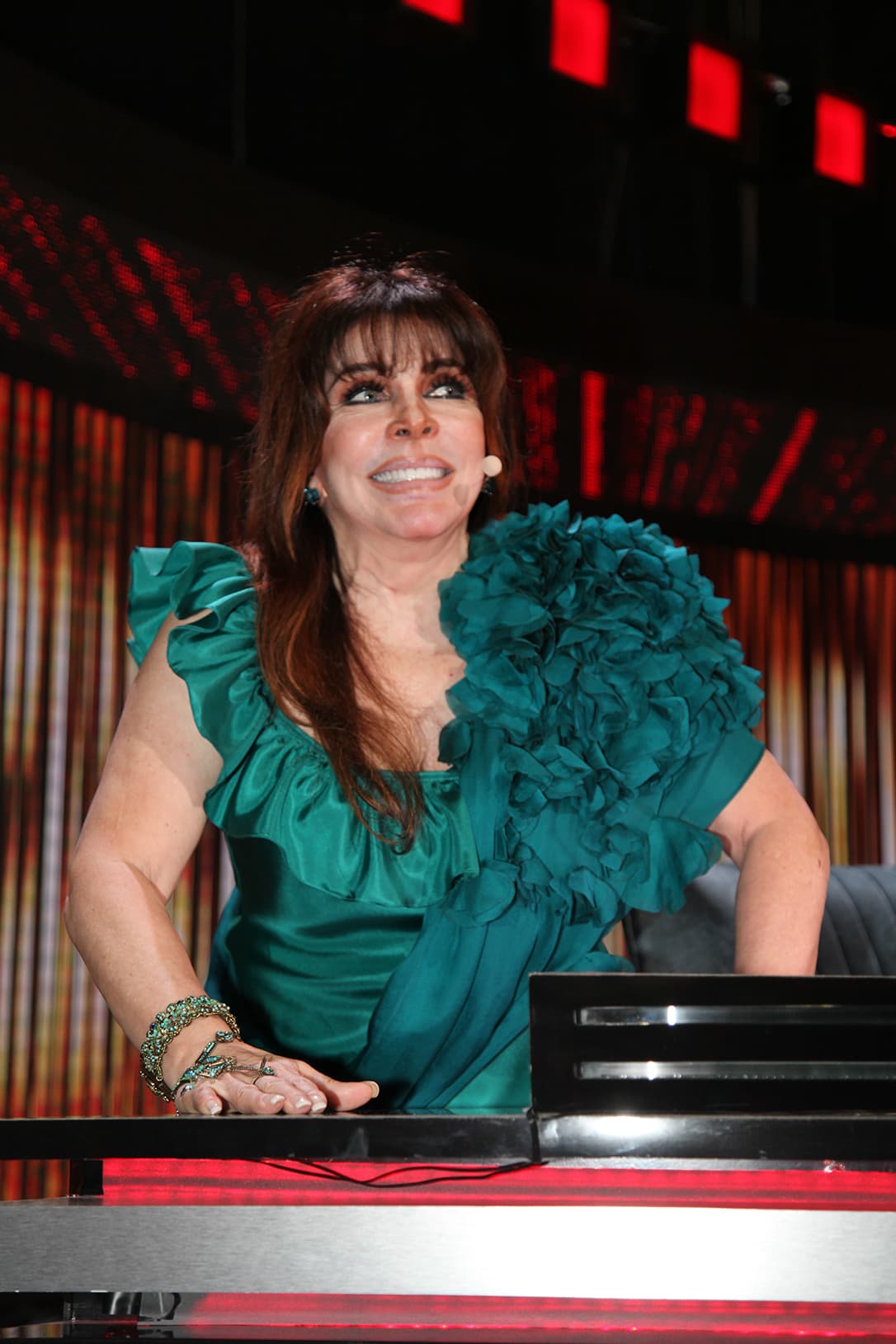 Una vez más llevó olanes, esta vez destacaron el hombro izquiero y el escote.