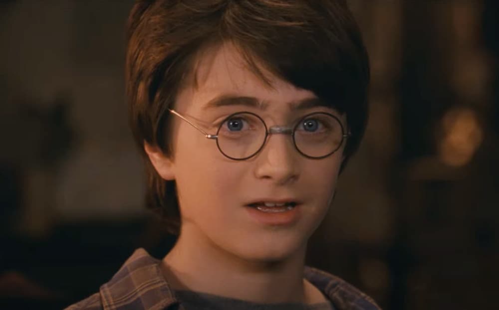 Si bien parece que el aspecto del chico se debe a la emoción que siente por dejar su nuevo hogar, en realidad Daniel Radcliffe estaba teniendo una reacción alérgica, tal y como el propio actor reveló en una entrevista para 'Digital Spy'.