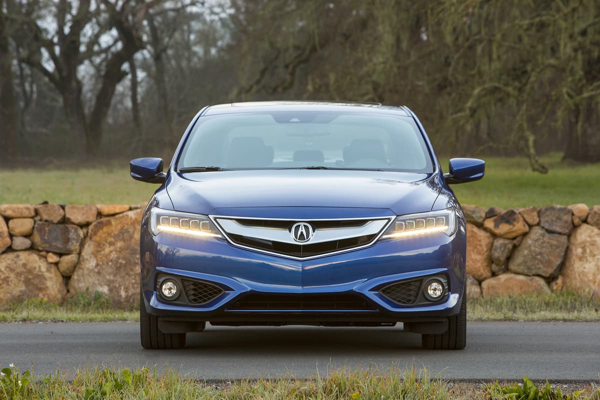 <b>El vehículo menos satisfactorio de todos los segmentos – Acura ILX: </b>Reúne demasiadas calificaciones negativas, que van desde la mala calidad de su pintura, hasta malas relaciones entre las marchas en su caja de cambios. Por supuesto, acusa demasiado ruido en su interior y falta de aceleración. Los esfuerzos de la marca por mejorar la última versión parecen haber sido en vano.