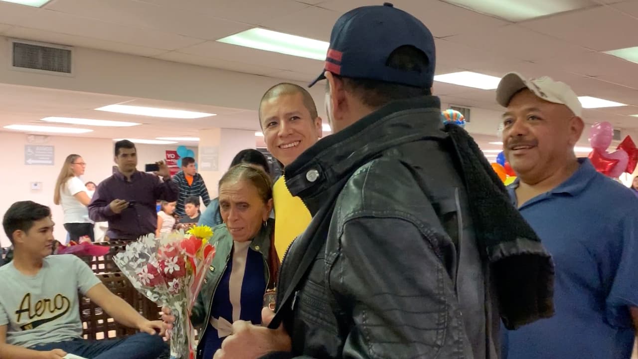 “Yo estoy más feliz que nunca. Además de mi mamá también vino mi papá desde México”, manifestó Efraín Reyes (de amarillo) quien viajó junto con su hermana desde Dallas a Houston para ver a sus padres.