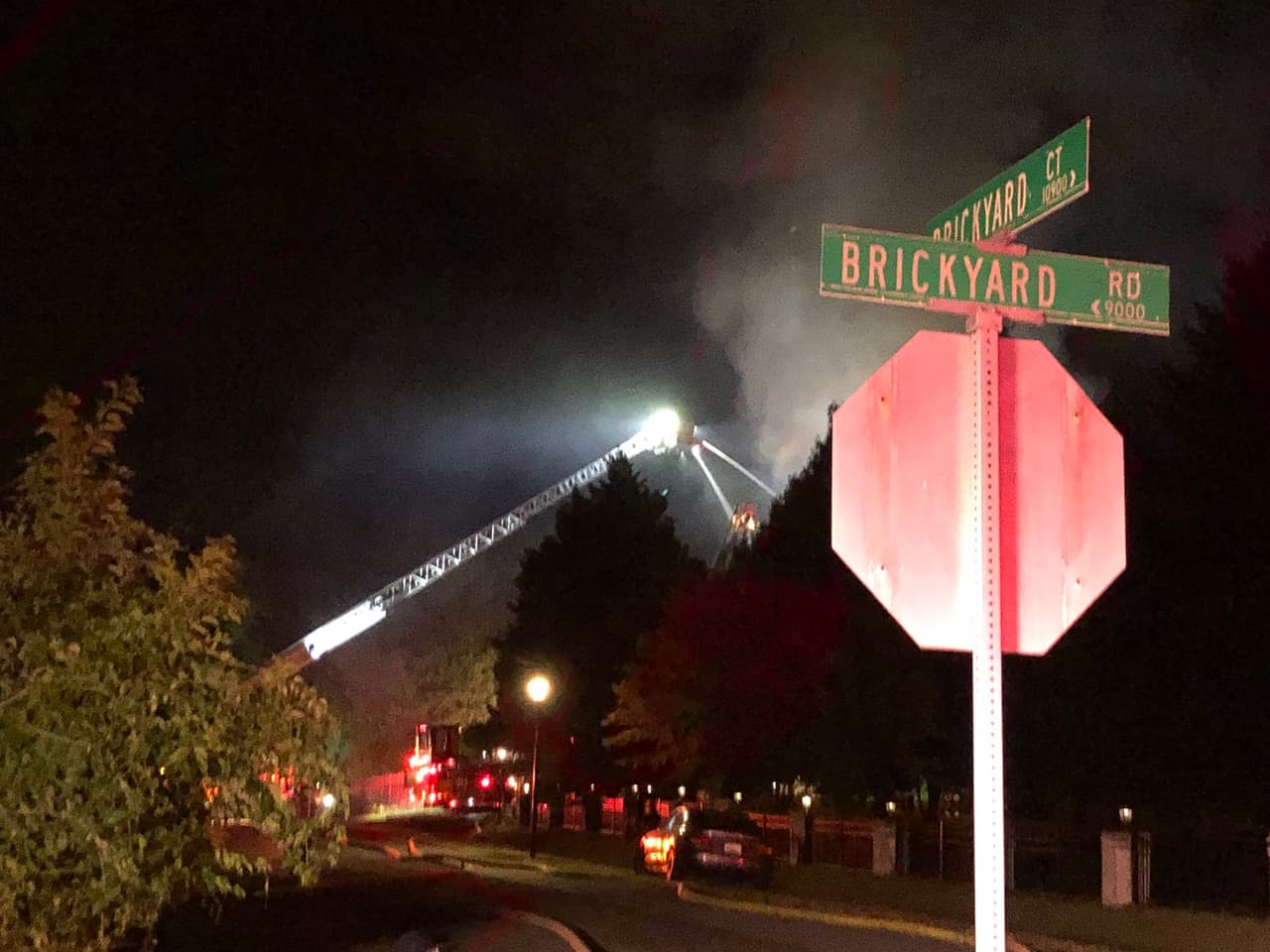 Los bomberos acudieron a la cuadra 10800 de Brickyard Court cerca de Falls Road por una llamada inicial de un porche en llamas.