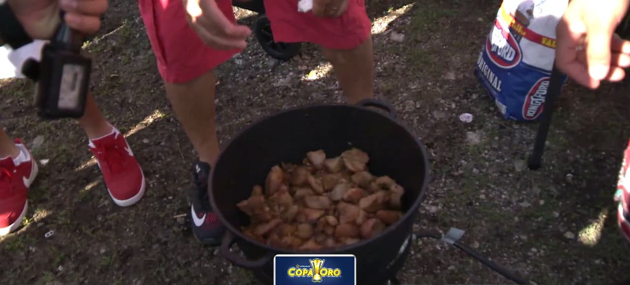 Este seguidor nos mostró un caldero con chicharrón y nos contó que nunca falta en las celebraciones costarricense.