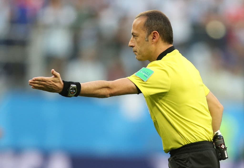 Cakir fue protagonista en un momento dado del partido porque un balón golpeó en la mano de Rojo cuando estaba en el área, pero el juez central lo revisó en el VAR y no lo consideró falta de penalti.