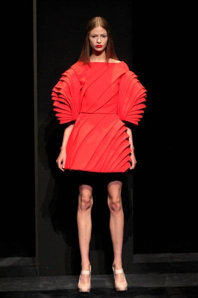 ¡La mujer detrás de los diseños de la marca de moda Dice Kayek definitivamente tiene problemas con las dimensiones!