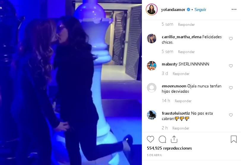 En las imágenes, se observa cómo Yolanda, quien recientemente
<b><a href="https://www.univision.com/famosos/no-hay-que-decir-es-pecado-yolanda-andrade-y-montserrat-oliver-salen-del-closet-tras-20-anos-de-represion-fotos" target="_blank">reconoció ser homosexual</a> </b>en televisión, está tomada de la mano de Sherlyn y luego se dan
<b><a href="https://www.instagram.com/p/Bv5HcMZF98Z/" target="_blank">un beso en la boca</a></b>.