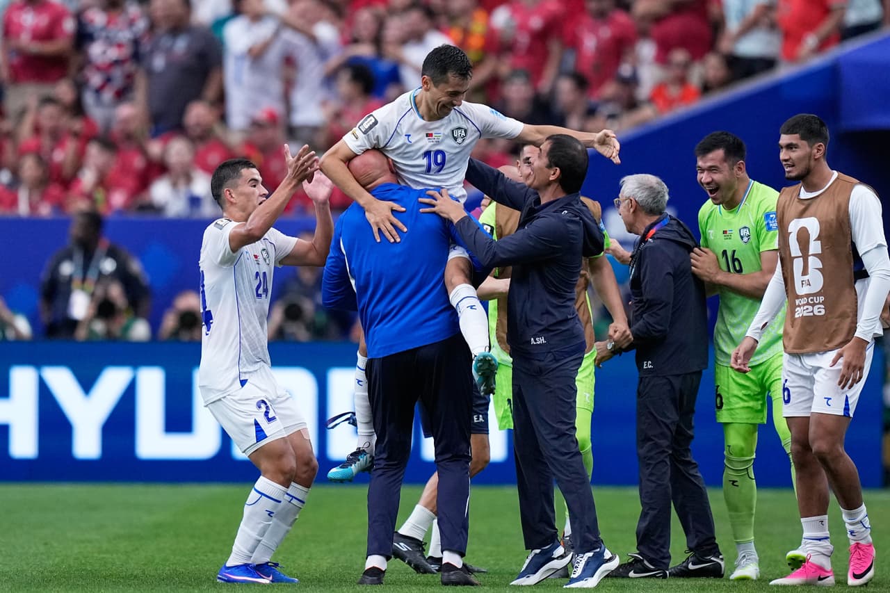 Azizjon Ganiev, de Uzbekistán, celebra tras marcar un gol que posteriormente fue anulado.