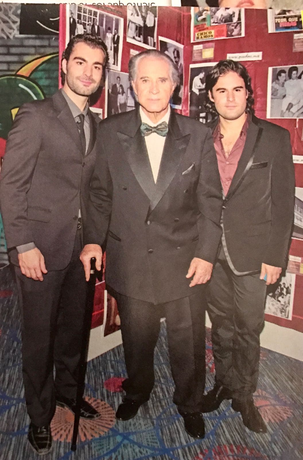 Los tres Guerra juntos y vestidos para una celebración.