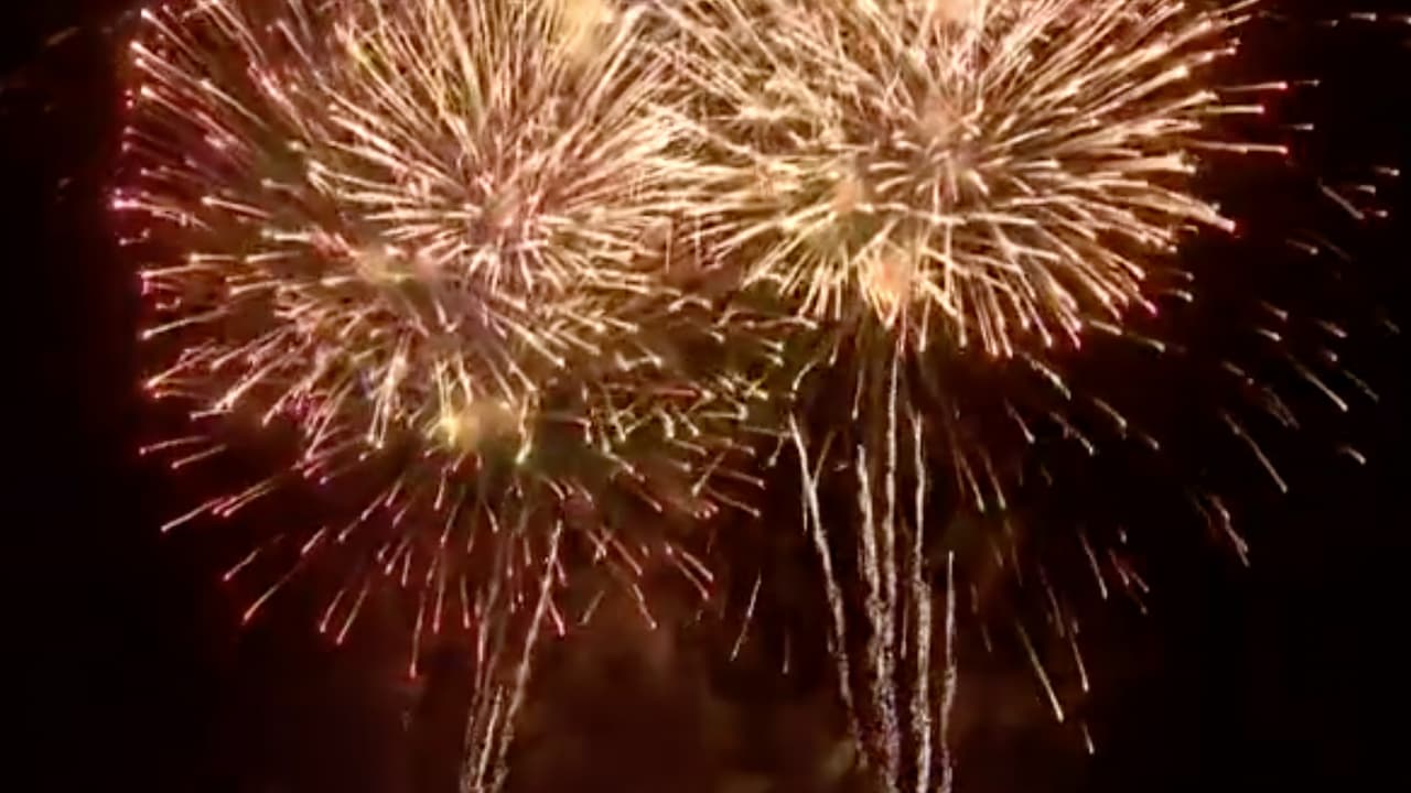 Considera a tus vecinos cuando se trate de ruido y recoge la basura después de los fuegos artificiales.