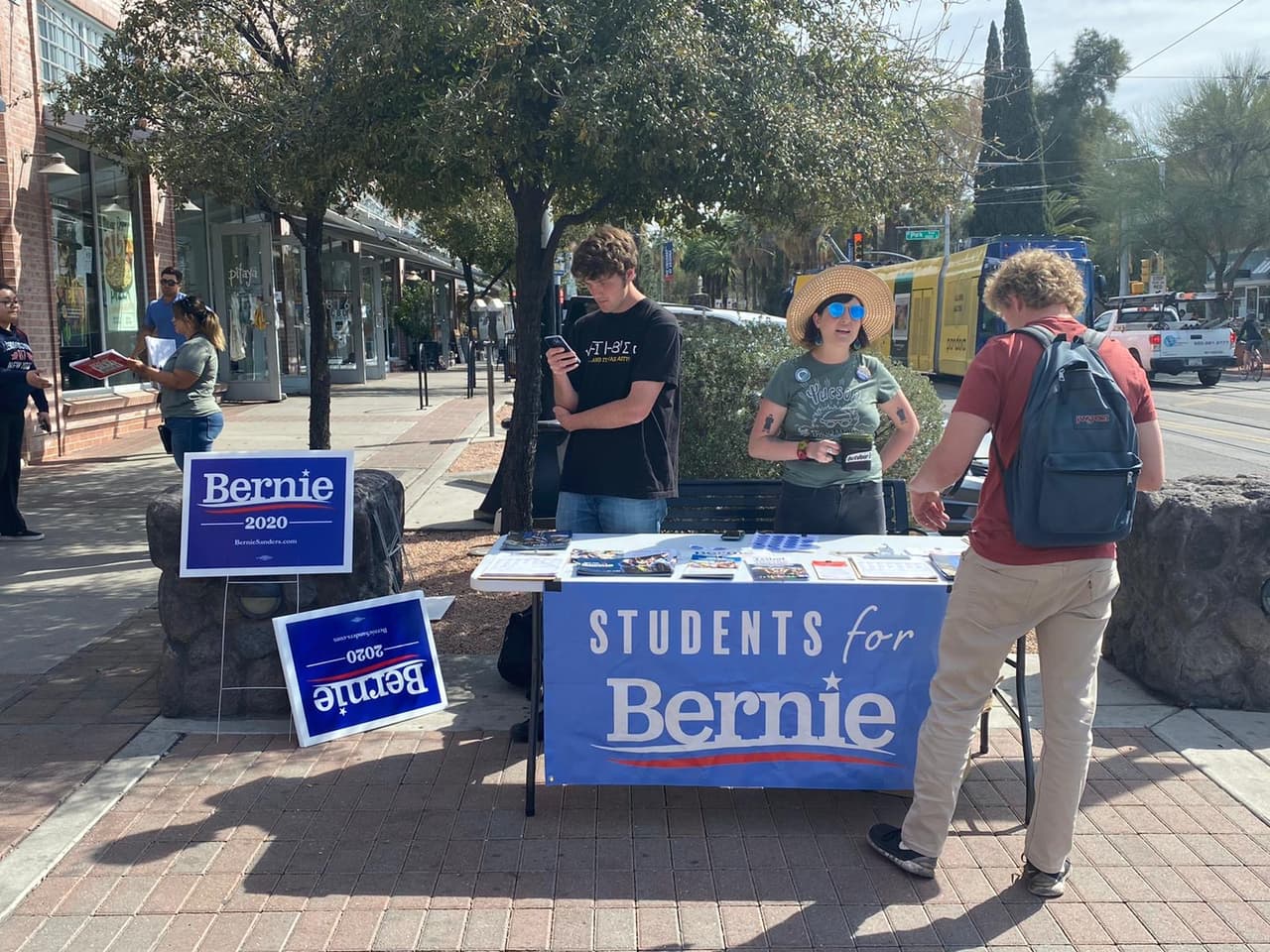 La presencia de los seguidores de Bernie Sanders también se vive en el sur del Estado. Un grupo de estudiantes de la Universidad de Arizona promueven al candidato.
