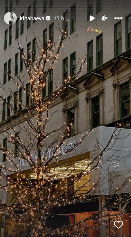 Baeva ha recorrido las calles de Nueva York y dejado prueba de ello con imágenes, una de ellas de la entrada del hotel The Plaza. 
<br>