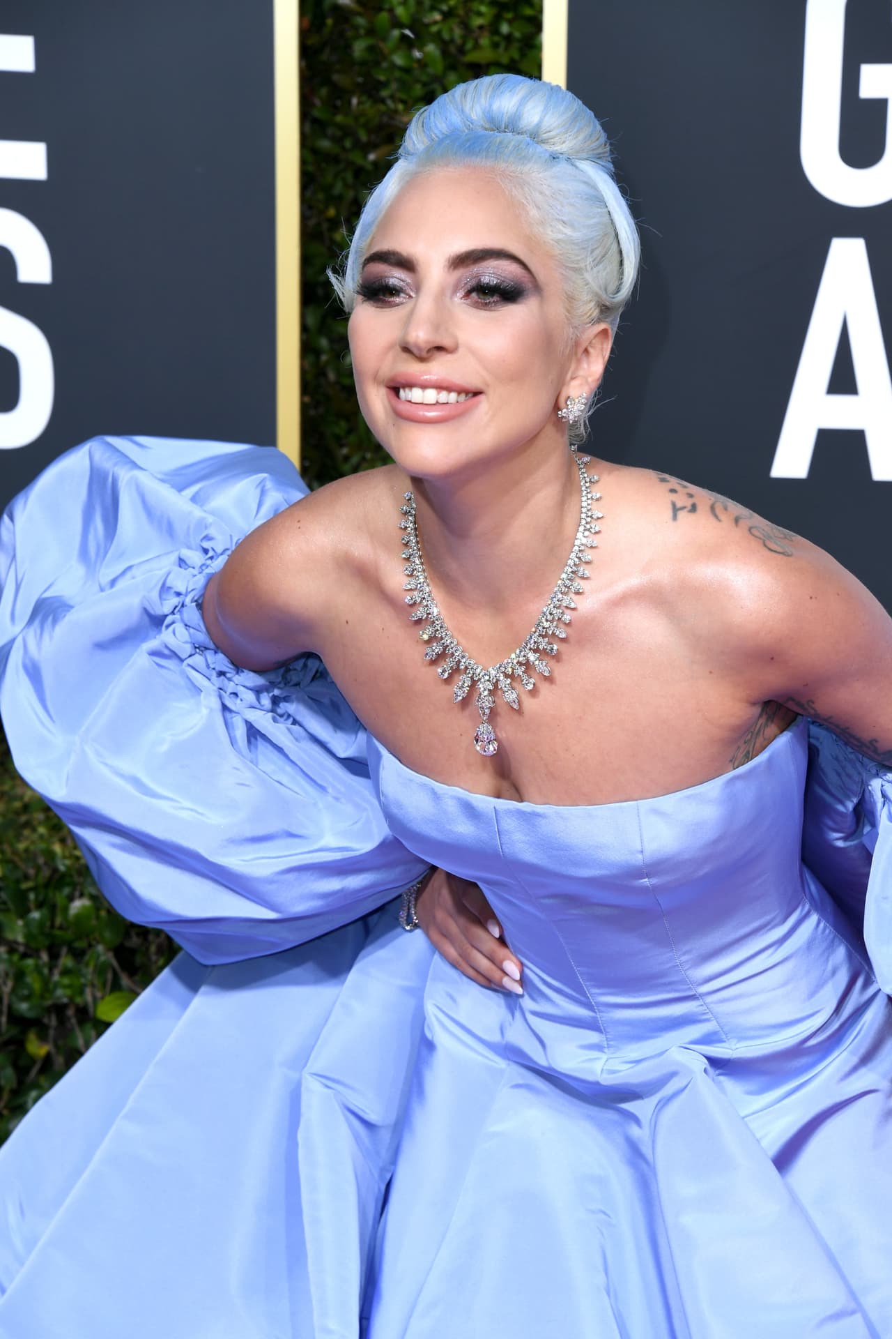 Su cabello platinado con destellos en color azul combinaban con su atuendo, sin embargo, su accesorio que más llamó la atención fueron los diamantes Tiffany que lució en su cuello.
