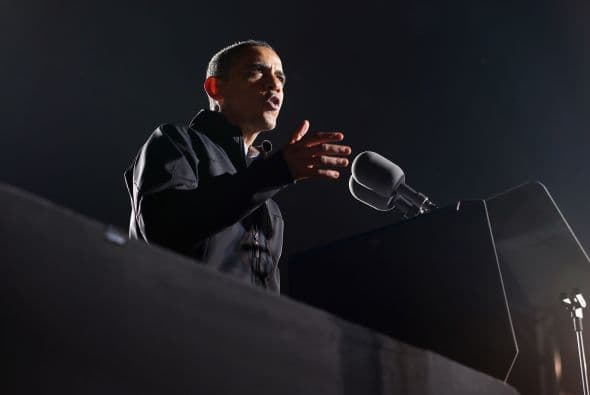 Hoy en el día de la elección, Obama intentó relajarse junto a su familia y amigos y hasta jugó al baloncesto, un deporte que le ha traído suerte en elecciones anteriores, en una cancha de Chicago.